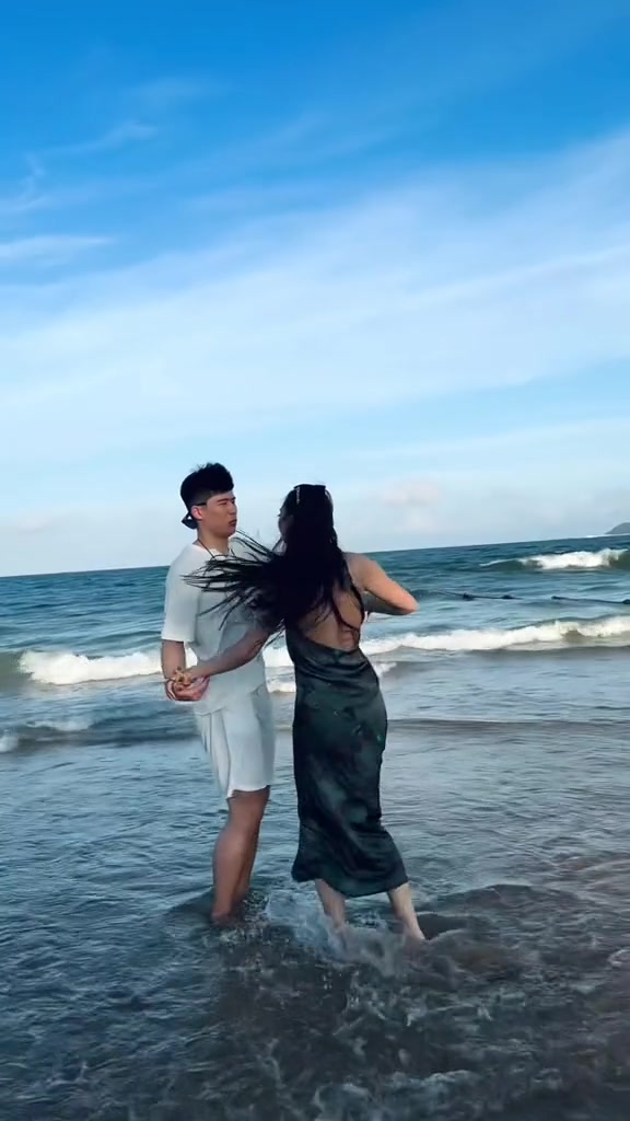 阳光与海滩！陈家政女友晒游玩视频：我们都要越来越好?